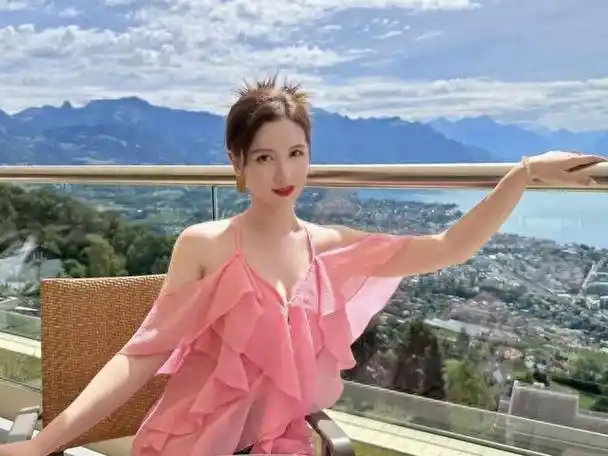 张萌穿粉色吊带秀身材,肤白貌美太撩人,完全不像42岁|张萌|吊带|粉色