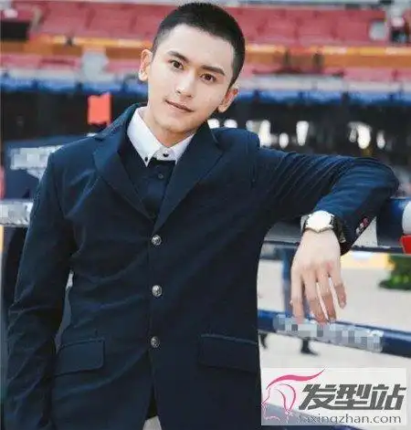 是寸头的一种,和平头不一样的是,圆寸的长度是在一寸左右,发型效果