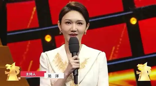 龙洋主持体育新闻获好评辗转央视3大频道一姐位置更稳了
