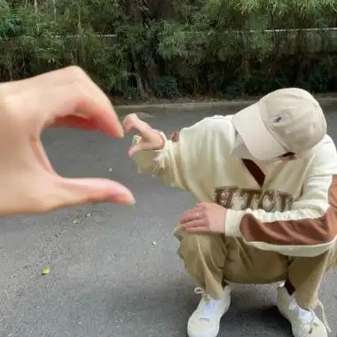 情侣比心手势情侣头像图片大全