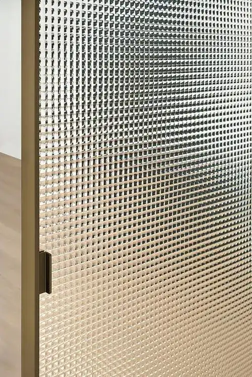 艺术玻璃是一种将玻璃材料和艺术元素相结合的装饰材料,其独特的材料