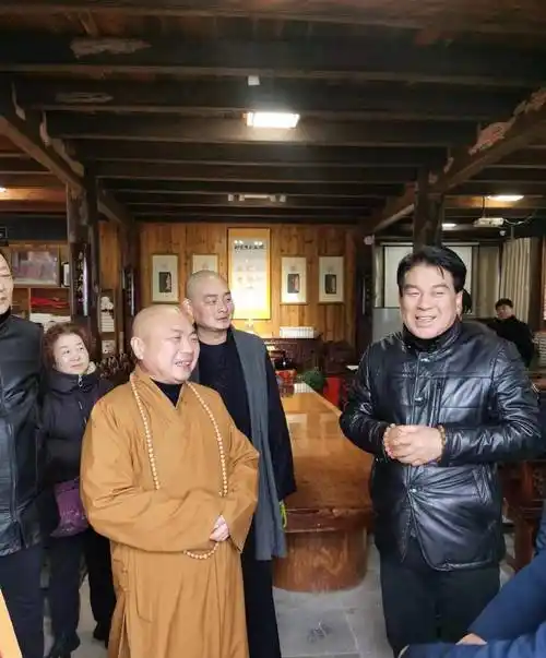 朱时茂罕见露脸现身九华山,方丈大师全程陪同,相貌丝毫不减当年_头发