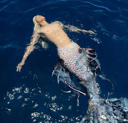 海上漂浮着一个肌肉男,他竟然变成了美人鱼._安少东_哥哥_身材