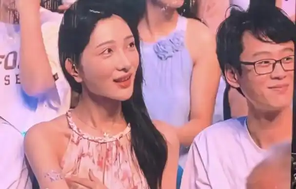 如此这般,不禁令人好奇,那晚对着歌手薛之谦撒谎的女网红跟她身旁的