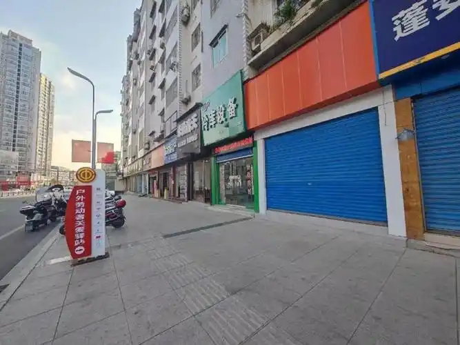 蓬安县:户外劳动者关爱驿站,是否在这块牌子的旁边?