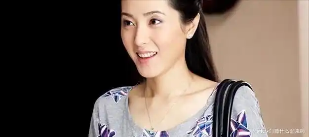 之后曾黎进到演艺圈,因拍戏结识了富大龙,那时候的富大龙还是一个穷