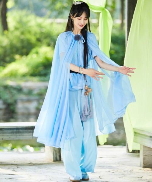 郑爽工作室晒出节目剧照,穿着蓝色仙女服,冲着颜值果断圈粉了