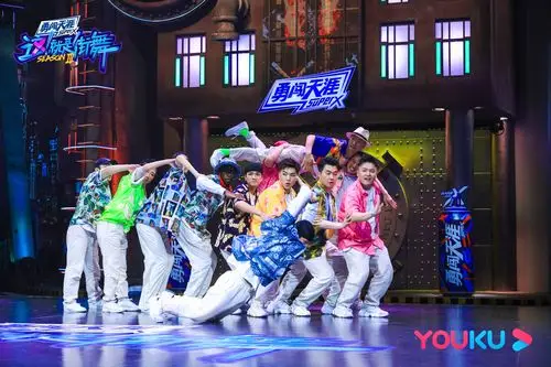 这就是街舞第三季战队齐舞首秀震撼炸场队内自考四队长忍痛淘汰