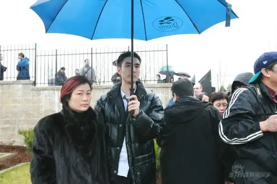 陈家豪为其母陈淑芬打伞