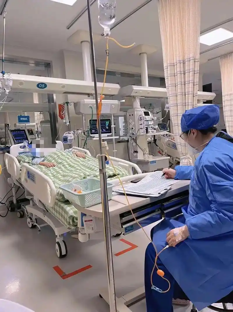 有困难,找党员,南京同仁医院的医生冒着39度的高烧带病为患者 - 抖音