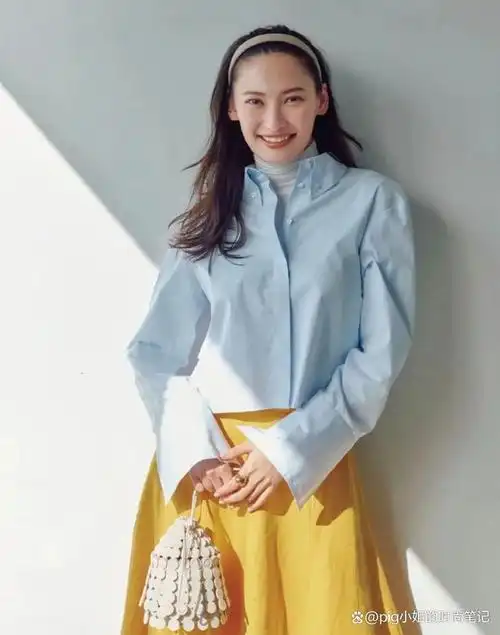 衬衫 牛仔裙基础款搭配风格单品,一个负责日常的舒适与适应,另一个则