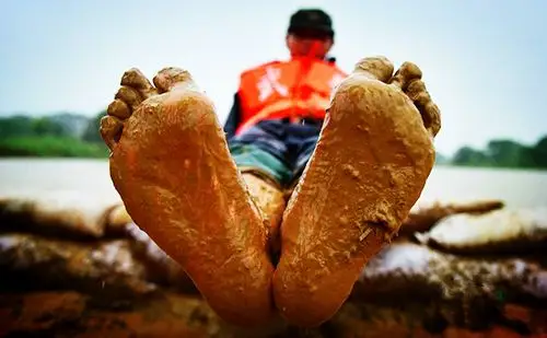 堤坝上的战士们沾满烂泥的双脚