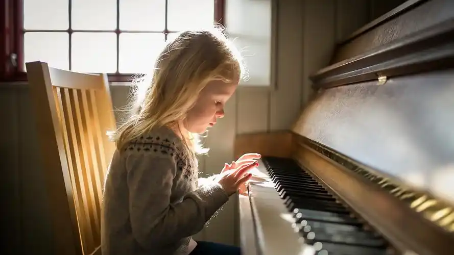 小女孩弹钢琴 iphone 壁纸