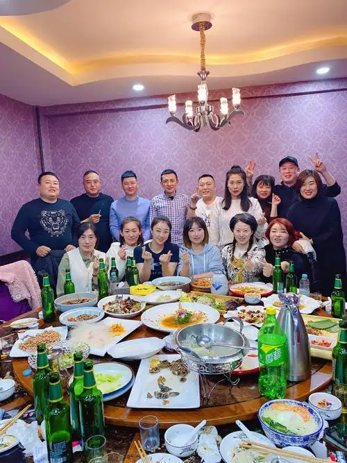 最美的时光在校园 最好的聚会是同学聚会 有珍贵的照片记忆 浊酒一杯