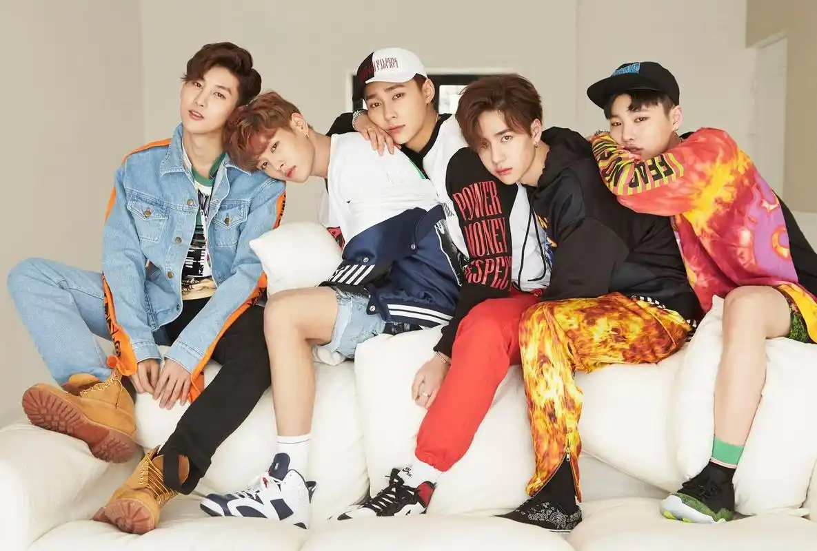 乐华年会上uniq合照,梦回了谁懂[流泪][流泪]对比几年前,大家真的都变