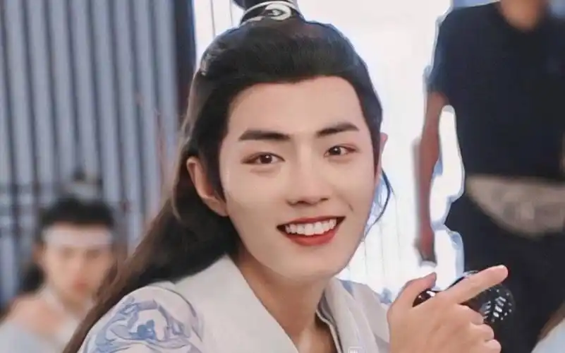 怪不得肖战说想演一个反派角色呢,这邪魅狂狷的劲也是没谁了