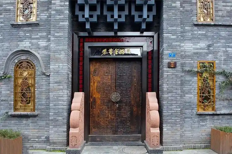 另外,在风水上,这个方位属于"外鬼门"之地,是鬼气,邪阴之气较重的方位