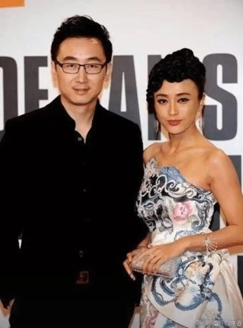 曾与一男星同居四年,还赔了1000多万,如今仍然单身一人