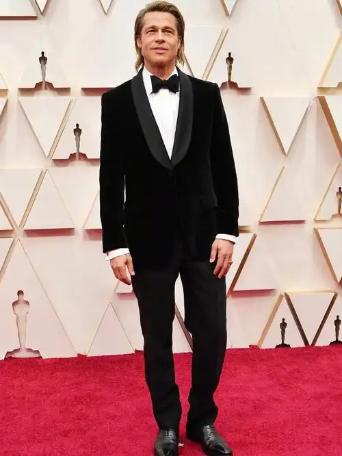 布拉德皮特终于斩获奥斯卡,丝绒西装搭配大背头,56岁也帅得出众