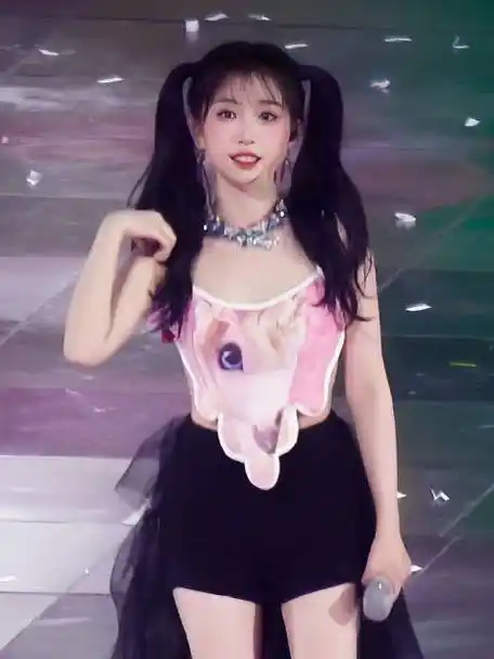 红玫瑰#the9演唱会虞书欣高清直拍视频片段,双马尾黑裙的《hello》