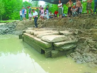 湖北暴雨冲出宋代石棺古墓村民捕鱼时发现