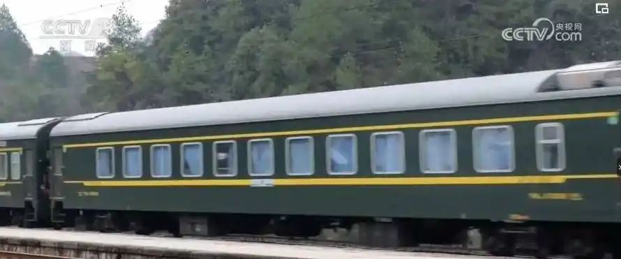 "慢火车"是乡亲们的"幸福快车"更是"致富快车"_村民_次列车_车厢