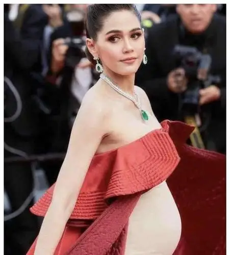 她挺着大孕肚走红毯,网友:虽挺大肚子却比范冰冰更有气质