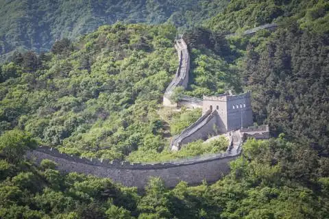 首都北京北部山区八达岭的中国万里长城全景图