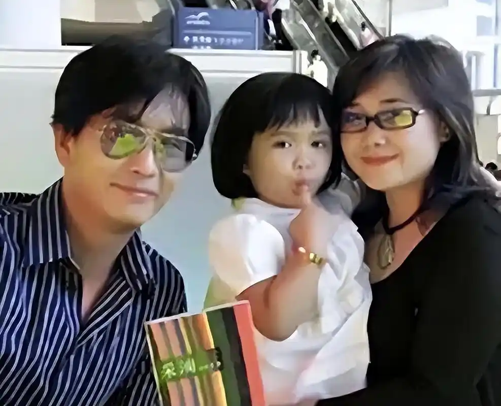 港星谢君豪近况曝光!参加女儿毕业典礼,曾因救人烧伤做植皮手术