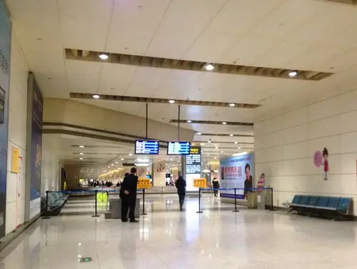 武汉天河机场出站口宽广整洁,夜深人静.