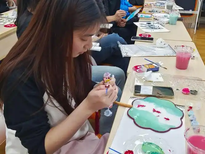 国际本科课程项目举办端午节团扇绘画活动
