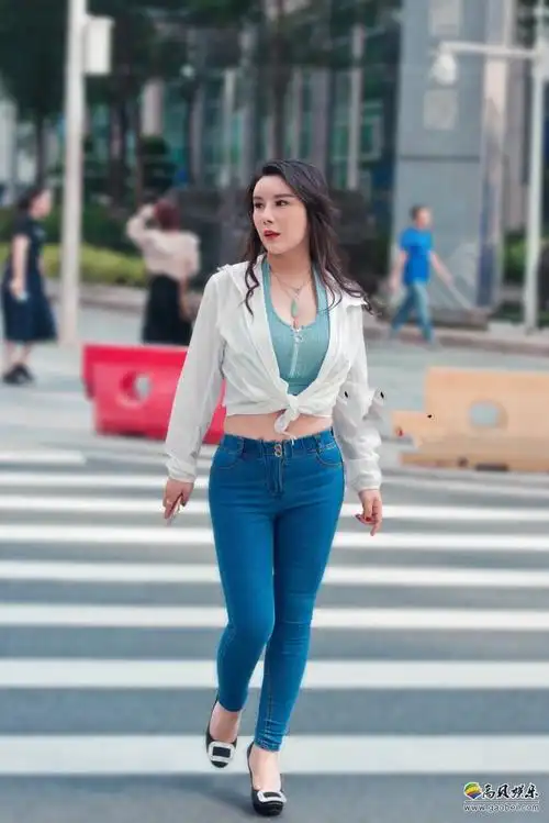 胖妹纸白色连帽衫紧身牛仔裤真的超好看胖嘟嘟身材其实也不很错