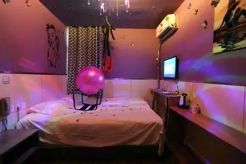 情趣酒店里床上面挂的绳子跟气球还有架子都是干嘛用的?怎么用的?