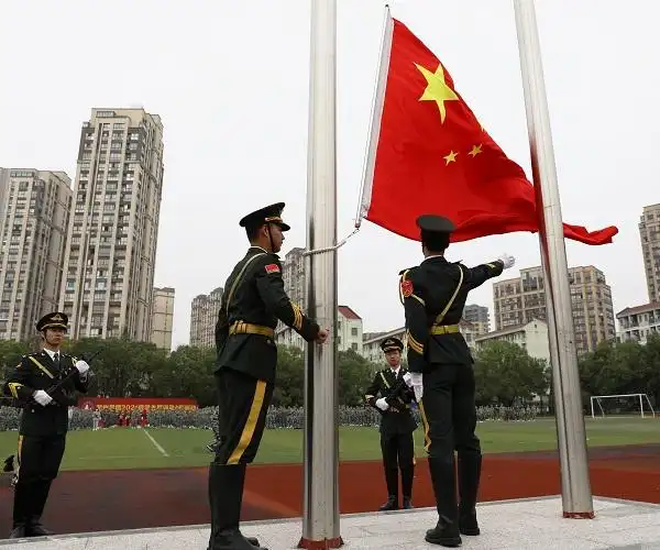 上午 时,动员大会在庄严的升旗仪式与奏唱国歌中开始.