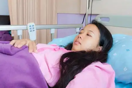 亚洲女性病人卧床照片