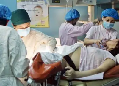 展开全部 [midwife] 帮助孕妇生产 给她接生出一好看的男孩 向左转