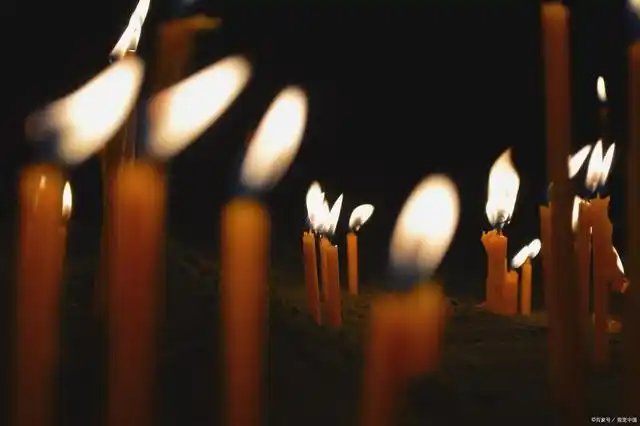 老人去世是去吊唁还是悼念,咱们来聊聊这个话题