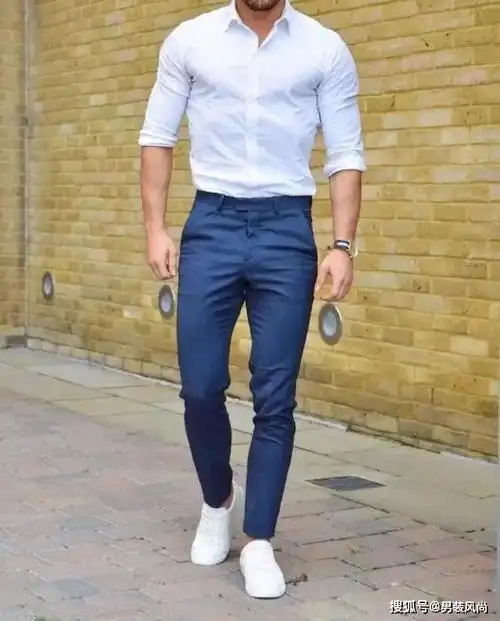 一条男士深蓝色休闲裤,搭配出4种不同质感的清爽冰凉形象