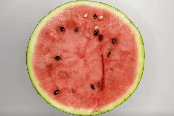 切开的西瓜不能放冰箱,老瓜农教我一"土方法",放7天照样新鲜