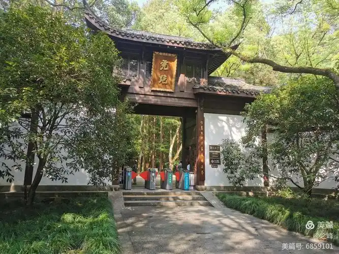 虎跑公园大门,也是虎跑寺的山门,这座山门重建于1908年.