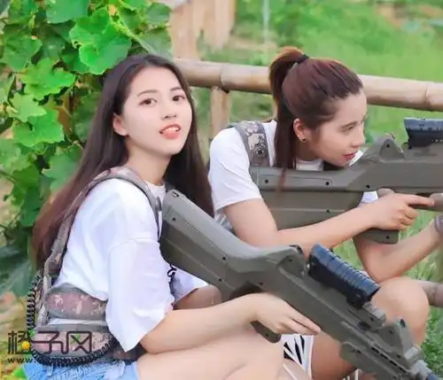 【震撼登陆】"大型真人cs实战"让可爱的小姐姐激起你的战斗力,开启不