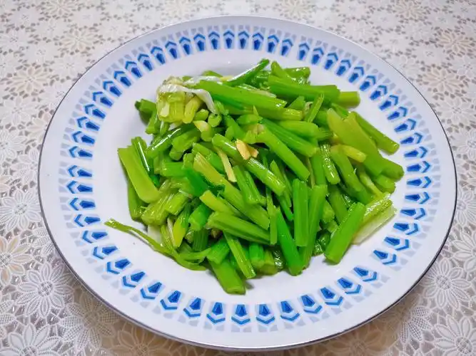 清炒芹菜