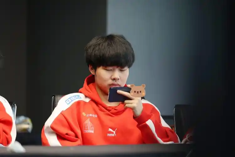 如今到了ag逆风局队友的发育都没受到影响,初晨只需要保持好自己刷