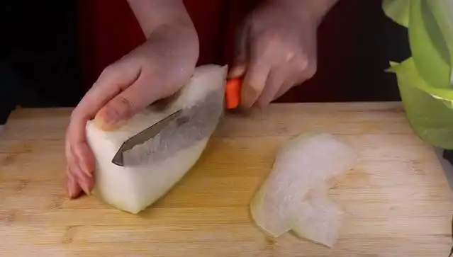 7,冬瓜洗净去皮,然后用刀子将冬瓜切成薄片.