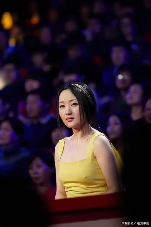 一组杨钰莹年轻时的照片在网络上流传开来,引发了广泛的关注和热议.