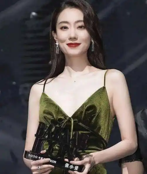 张小斐的故事:20岁出道,35岁爆火,这15年为了事业她一直单身_贾玲