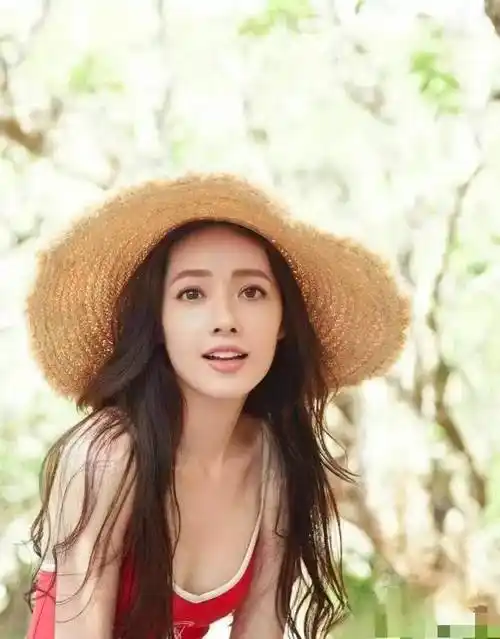 郭碧婷机场新造型,大衣配阔腿裤简约大气,凌乱发型更显自然_穿着_照片