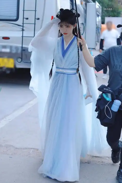 星空遨游·鞠婧祎 的微博: #鞠婧祎花戎# 魏枝的刘海不听话  weibo.