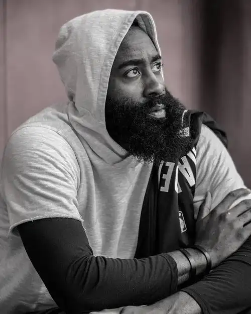 社交媒体常年处于潜水状态的哈登,突然发布了一条动态,图为他为时尚