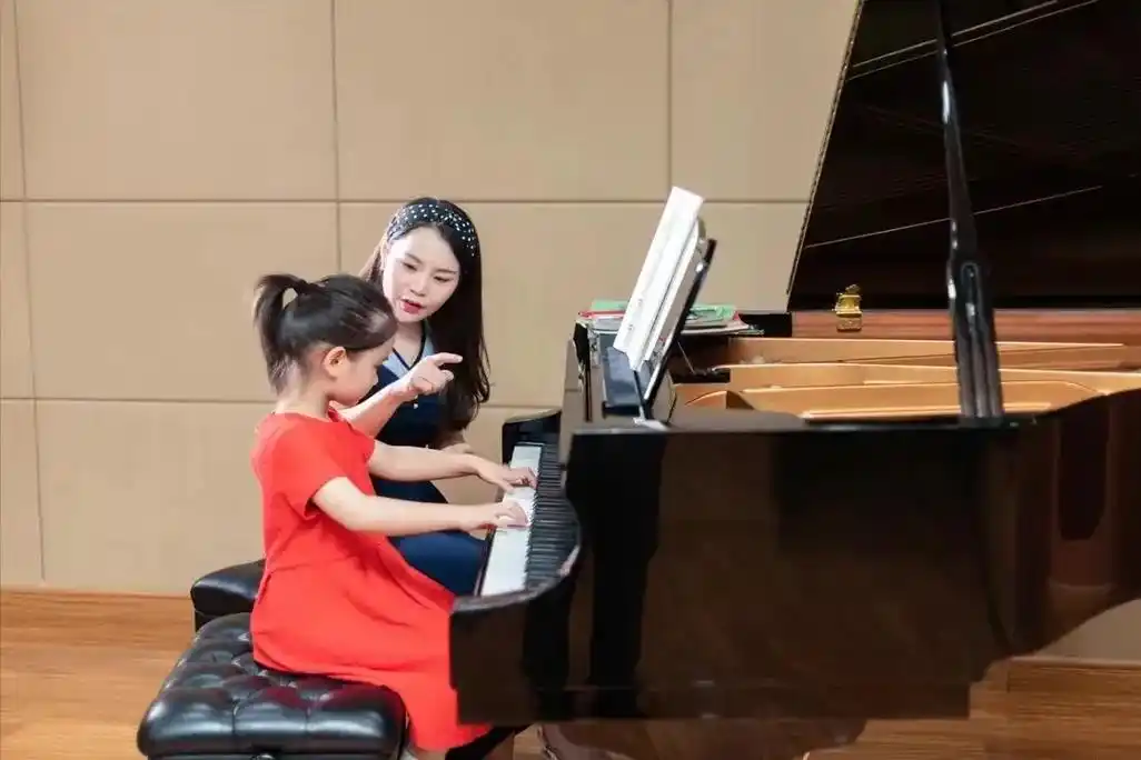 学习钢琴.学钢琴是一个艰难而又漫长的过程,老师,家长要和孩子 - 抖音